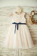 Vestido de niña de flores de boda con forro rosa de tul de encaje marfil, faja azul marino