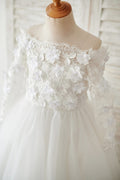 Vestido de niña de flores de boda de manga larga con hombros descubiertos de tul de encaje marfil, flores en 3D
