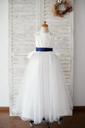 Vestido de noiva de tule de cetim marfim, cinto azul marinho