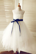 Vestido de noiva de tule com renda nas costas fechadura, faixa azul marinho