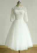 Vestido de novia de tul con pliegues de encaje hasta el té de media manga de una línea