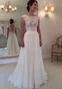 А-силуэтное кружевное шифоновое свадебное платье с короткими рукавами-бато и V-образным вырезом сзади, пояс со складками