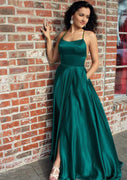 Длинное зеленое платье-трапеция из шармеза с запахом сзади и разрезом для выпускного вечера