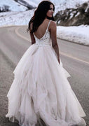 Vestido de novia de encaje con volantes de tul alto y tirantes con cuello en V de una línea
