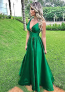 Длинное зеленое атласное вечернее платье трапециевидной формы с глубоким вырезом и V-образным вырезом на спине