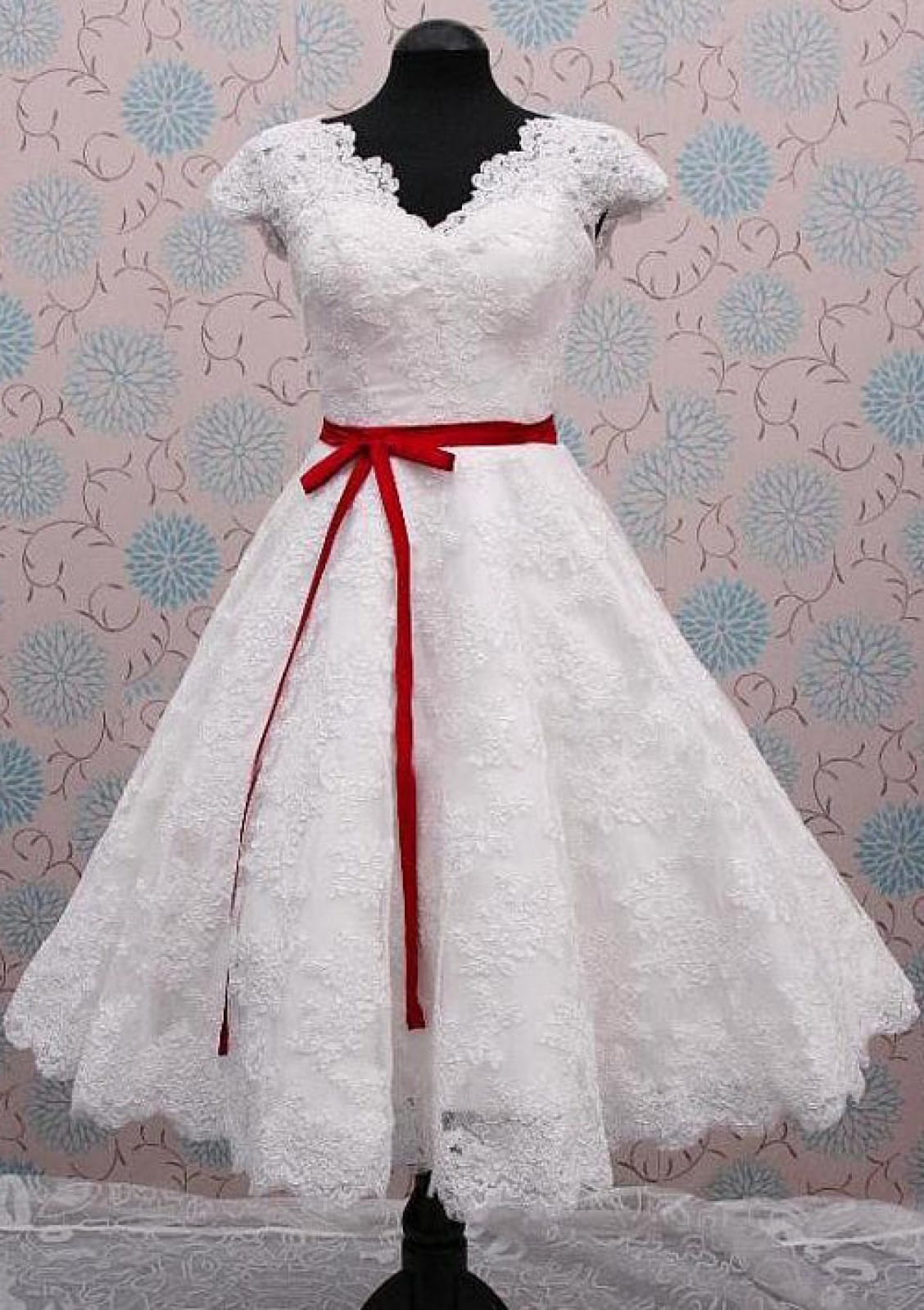 wedding dress with red sash~love a touch of color:)  Red wedding dresses,  White wedding dresses, Red and white weddings