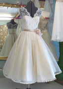 Vestido de noiva evasê sem mangas com decote em V e tule curto, flor