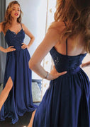 A-line Sweetheart senza maniche lungo Charmeuse Navy Blue Prom Dress, Spalato Lace