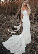 Vestido de novia corte sirena con escote festoneado y hombros descubiertos de encaje