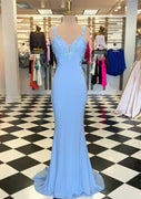 Небесно-голубое эластичное атласное вечернее платье с открытой спиной и бретельками-русалкой