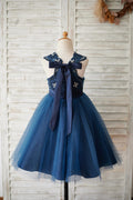 Vestido de niña de flores de boda con espalda cruzada con cuentas de tul con purpurina de encaje azul marino