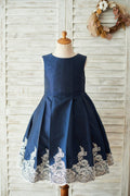 Robe de fille de fleur de mariage en dentelle argentée en taffetas bleu marine