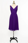 Короткое фиолетовое шифоновое платье для подружки невесты без рукавов с V-образным вырезом и перекрещиванием