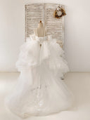 Vestido de niña de flores de boda con corsé de tirantes de tul de encaje de marfil con hombros descubiertos