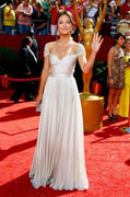 أوليفيا وايلد فستان سهرة رسمي من الشيفون الفضي للمشاهير في حفل توزيع جوائز Emmy Awards لعام 2008 على السجادة الحمراء