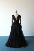Черное свадебное платье трапециевидной формы из кружева и тюля с глубоким вырезом и длинными рукавами