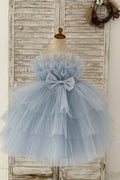 Vestido de niña de las flores de la boda de tul azul polvoriento plisado con cuello transparente de princesa