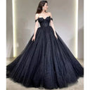 Vestido de novia de tul negro brillante con hombros descubiertos y escote corazón de princesa