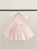 パフ スリーブ ピンク サテン キラキラ チュール ネック ウェディング フラワー ガール ドレス、大きな弓