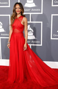 Рианна в красном вечернем платье знаменитости крест-накрест на красной дорожке премии Грэмми 2013