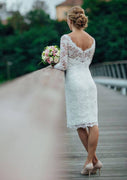 Etuikleid aus elfenbeinfarbener Spitze mit langen Ärmeln, kurzes Hochzeitskleid