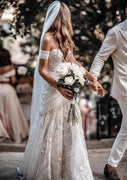 Etui-/Säulen-Schulterfreies Hochzeitskleid mit Sweep-schleppe und Spitze