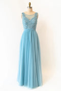 شفاف دانتيل تول عميق على شكل حرف V ظهر طويل فستان العروسة باللون الأزرق الفاتح ، وشاح