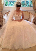 Прозрачное свадебное платье принцессы без рукавов с глубоким вырезом и кружевом