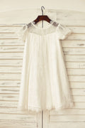 Vestido de niña de las flores de encaje de pestañas marfil con mangas cortas abullonadas