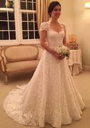 Kurzärmliges, geknöpftes A-Linien-Hochzeitskleid aus Spitze mit Perlenbesatz