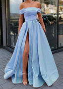 Небесно-голубое атласное длинное платье для выпускного вечера с открытыми плечами и карманами