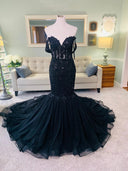 Vestido de novia de corte sirena de tul de encaje negro con corsé de hombros descubiertos