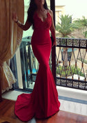 Vestido de noite sereia formal de cetim elástico vermelho sem mangas, renda