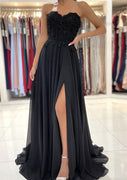 Abito da ballo formale nero in chiffon con strascico a cuore senza spalline, spacco in pizzo