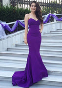 Vestido de dama de honor de barrido de raso púrpura sirena sin tirantes vestido de noche