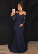 Темно-синее кружевное атласное вечернее платье с открытыми плечами и длинными рукавами