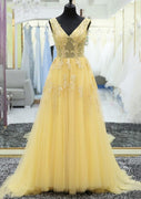 Tulle Prom vestido princesa V-Neck mangas Tribunal Amarelo Lace plissado