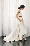 Vestido de novia de dos piezas de satén color marfil con espalda abierta, cola de barrido