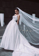 Vestido de noiva quadrado de cetim branco com cadarço catedral sem mangas